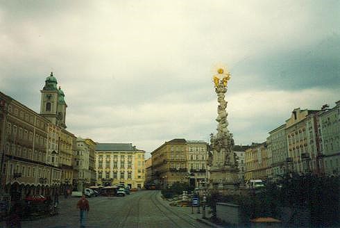 Linz: Hauptplatz, Dreifaltigkeitssule und alter Dom