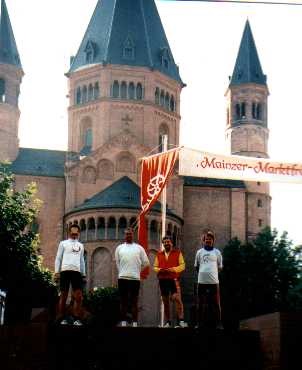 Vor dem Mainzer Dom