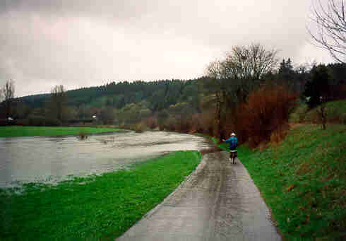 berfluteter Radweg bei Mhringen
