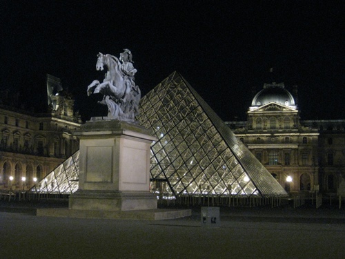 Louvre um Mitternacht